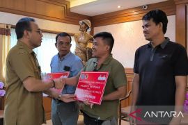 Wali Kota Denpasar serahkan bansos dan santunan pascabencana