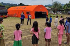 Tim Tanggap Darurat Gunung Ibu  pulihkan mental anak-anak pengungsian