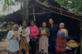 Yayasan CCI berbagi 114 paket kain kebaya dengan pengungsi negeri Pelauw Maluku Tengah
