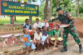 Satgas Pamtas RI-PNG Yonif 111/KB bagikan buku dan alat tulis di Mandobo