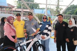 Pj Bupati HSS serahkan hadiah pemenang Tarkam Kemenpora