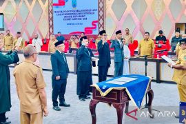 Ali Baham lantik lima anggota Komisi Informasi Papua Barat