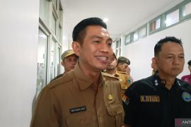 Bupati Batanghari mengawal pelaksanaa tes urine oleh ribuan pejabat