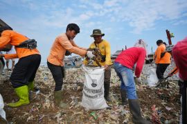Hari Lingkungan Hidup, aksi bersih pantai di Pantai Teluk Labuan