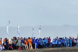 Ribuan warga gelar aksi pungut sampah di pesisir Pacitan