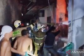 Sebuah rumah di Makasar terbakar
