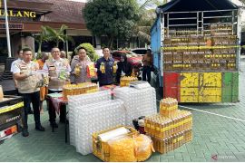 Satgas Pangan Polres Malang bongkar produsen Minyakita palsu