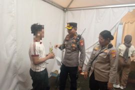 Polisi tangkap 3 penonton bawa suar dan minuman keras ke stadion GBK