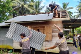 Polres HSS bedah rumah tidak layak huni milik warga