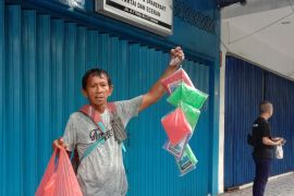 Musim penghujan di Ambon bawa rezeki bagi pedagang mantel