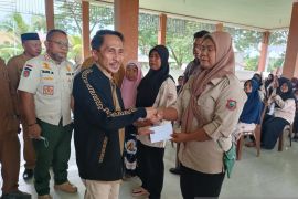 Bupati Gorontalo salurkan BLT dana desa di Tolangohula