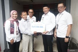 Plt Bupati serahkan santunan kematian kader posyandu di Sidoarjo