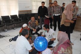 Puluhan anak ikuti sunatan massal di Polres Balangan