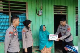 Polda Kaltara Door to Door System Berikan Sembako ke Masyarakat