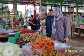 DKUKMINDAG cek harga sembako di pasar terminal Toboali