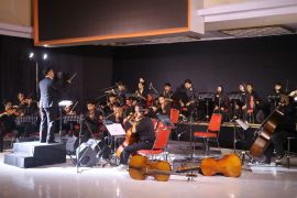 Mahasiswa Sendratasik Unja tampil memukau saat pertunjukan penciptaan seni musik