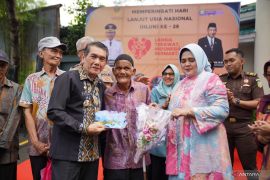 Dinsos Pontianak salurkan bantuan untuk warga lansia dalam momen HLUN