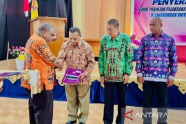 Dr Suriel Mofu serahkan SK Plt tujuh unsur pimpinan Unipa
