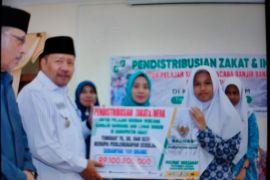 Baznas Agam salurkan zakat bagi 168 pelajar terdampak banjir lahar dingin