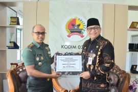 Pemkot Padang serahkan hibah pengamanan pilkada pada Kodim 0312