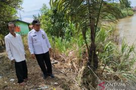 Longsor di ruas jalan Desa Banua Rantau  mulai ditangani