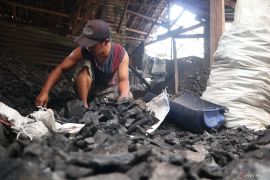 Produksi arang di Jombang