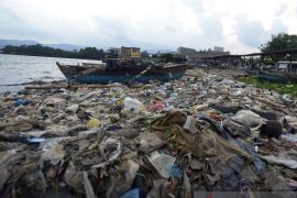 Sampah plastik cemari pantai Bandarlampung Page 2 Small