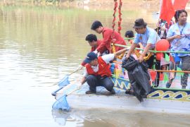 Perkumpulan Boen Tek Bio bersama masyarakat bersihkan Sungai Cisadane