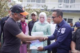TP-PKK Kabupaten Solok serahkan bantuan ke korban kebakaran