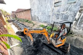 Cegah banjir, Dinas PUPR Kota Madiun normalisasi saluran air