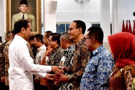 Presiden Jokowi serahkan penghargaan kepada 15 TPID