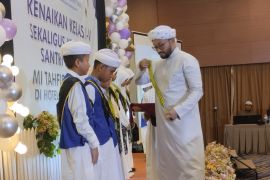 Ponpes Anwaha Tabalong berikan beasiswa bagi lulusan terbaik MI Tahfid