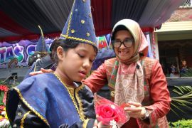 Ini kemeriahan pentas seni SLB Santa Lusia Pematangsiantar, wali kota beri bunga