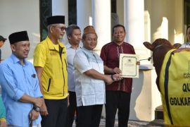 Golkar Jatim serahkan hewan kurban kepada PWNU dan PWM Jatim