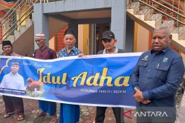 Kepala Suku Besar Arfak serahkan bantuan 21 sapi kurban di Manokwari