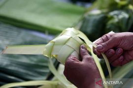 Penjualan bungkus ketupat jelang Idul Adha