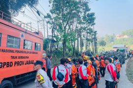 Pemprov Jabar turunkan alat berat percepat penanganan sampah Citarum