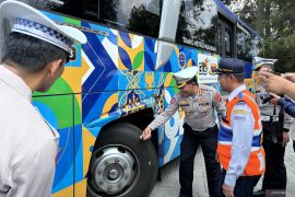Polda Jabar lakukan pemeriksaan kelaikan bus pariwisata di Sumedang jelang Idul Adha