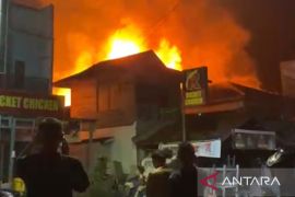 Warga Paringin panik rumah terbakar saat malam Idul Adha 1445 H