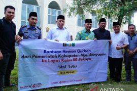 Pemkab Muba bagiikan 32 sapi kurban ke panti asuhan hingga lapas