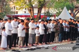 Gibran tunaikan Shalat Id di Halaman Balai Kota Surakarta 