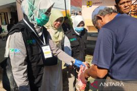 Daging kurban diperiksa tim kesehatan Kota Cirebon agar aman dikonsumsi