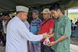 Lanud RSA Natuna-Kepri bagikan 157 kilogram daging kurban kepada warga