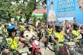 Seratus pemotor berkeliling ke pelosok desa di Karawang bagikan daging kurban