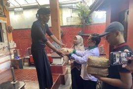 Tradisi Ngejot daging kurban di Bali
