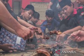 Tradisi santri bakar sate bersama di Sukabumi