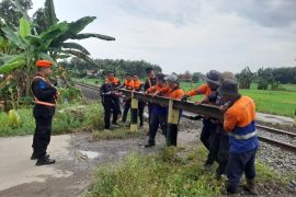 KAI Tanjungkarang lakukan penutup perlintasan KA liar di Martapura Sumsel