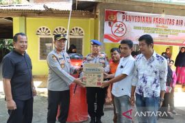 Di momen HUT Bhayangkara, Polres Pasbar bantu bangun sarana air bersih di rumah ibadah