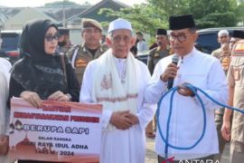 Pj Gubernur Kaltim  serahkan sapi dari Presiden ke Islamic Center
