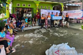 RMKE bagikan kurban dan sembako ringankan beban warga